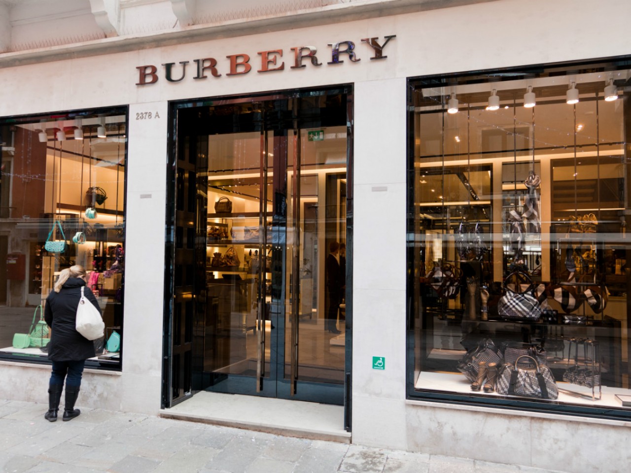 Burberry перестанет уничтожать непроданные товары и откажется от  натурального меха - Inc. Russia