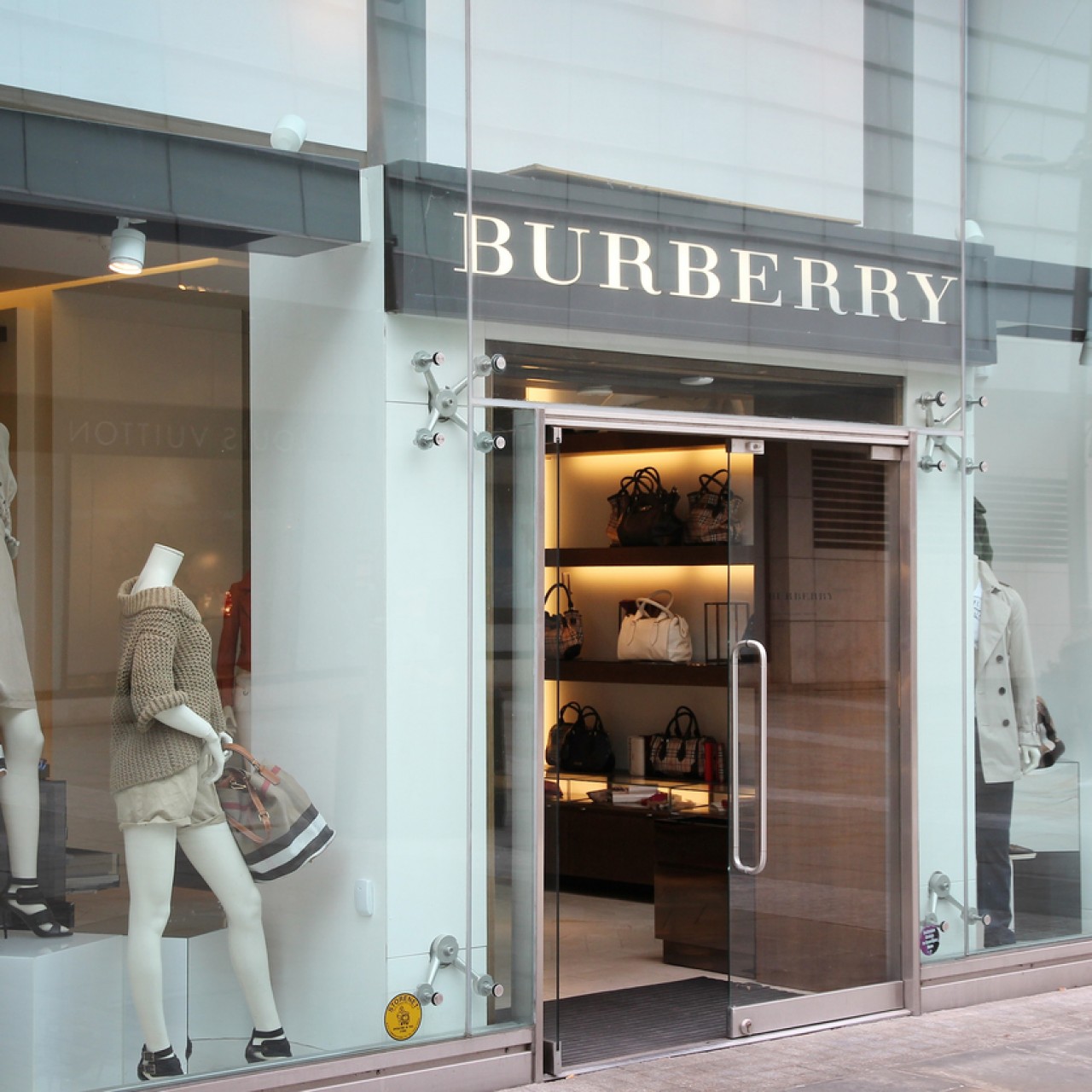 Британский дом моды Burberry сменил логотип и отказался от традиционных  «клеток» - Inc. Russia