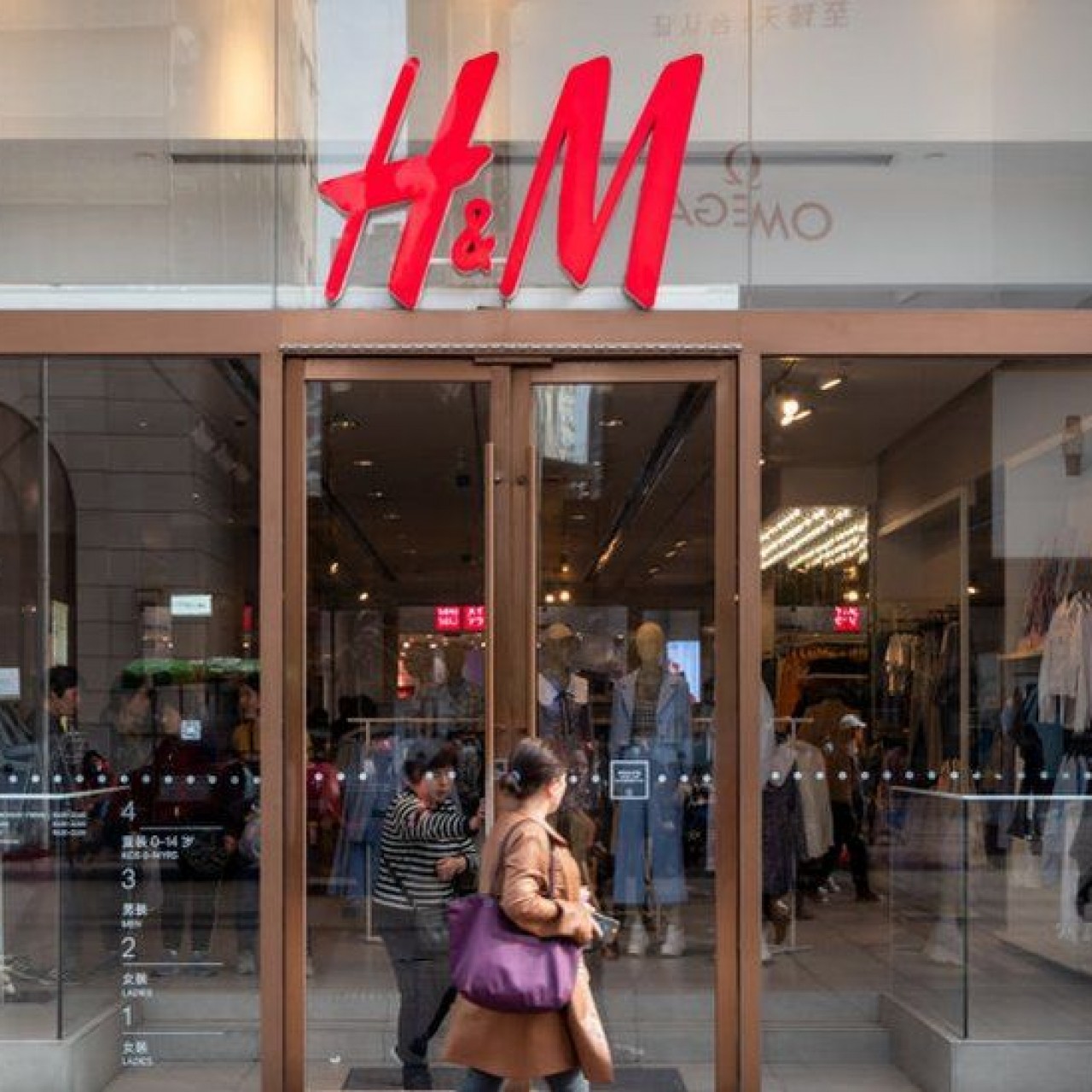 Закрытый м. H&M закрытие. H M закрывается. H&M закрытый магазин. HM закрыт.