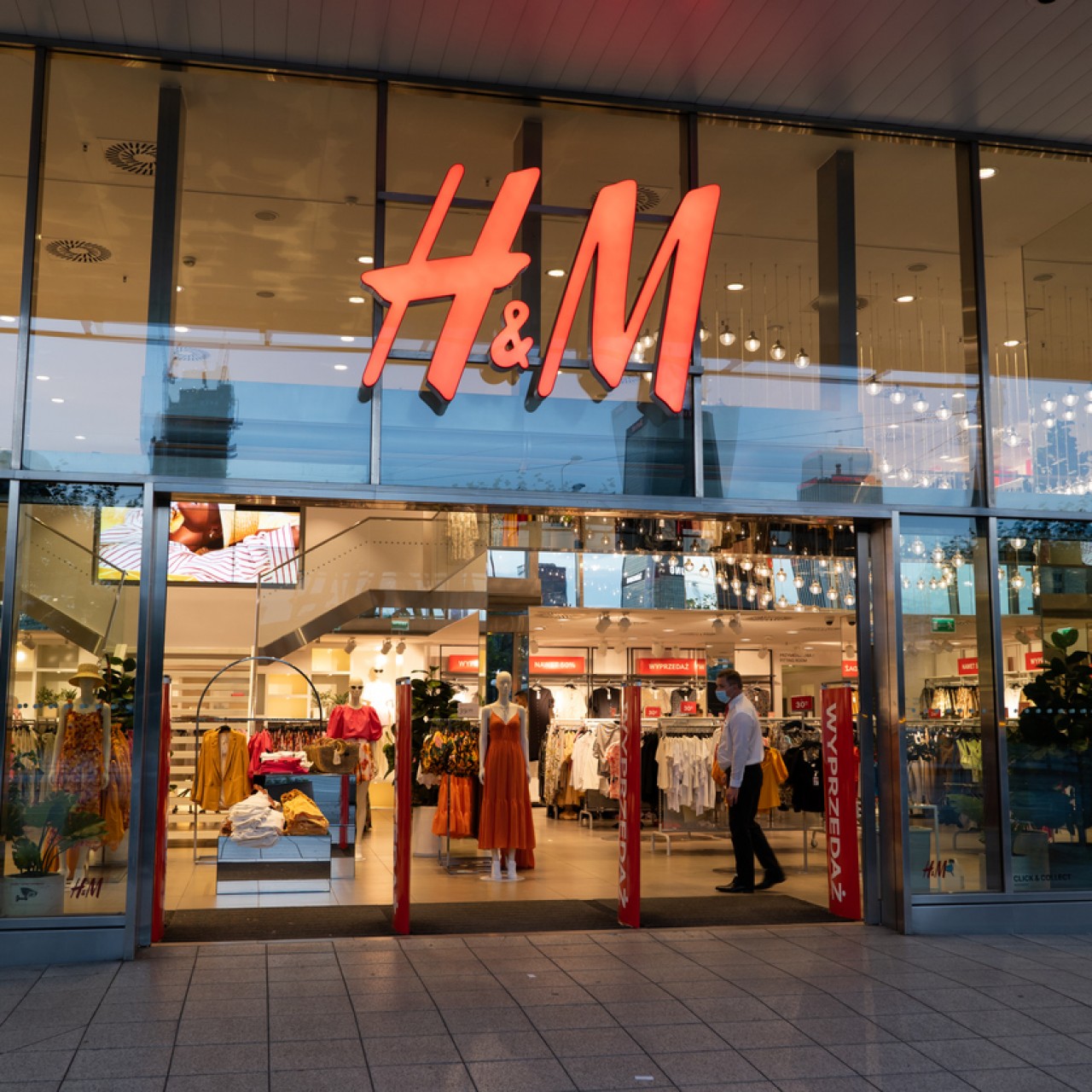 По итогам 2022 года прибыль H&M упала на 68% после ухода из России - Inc.  Russia