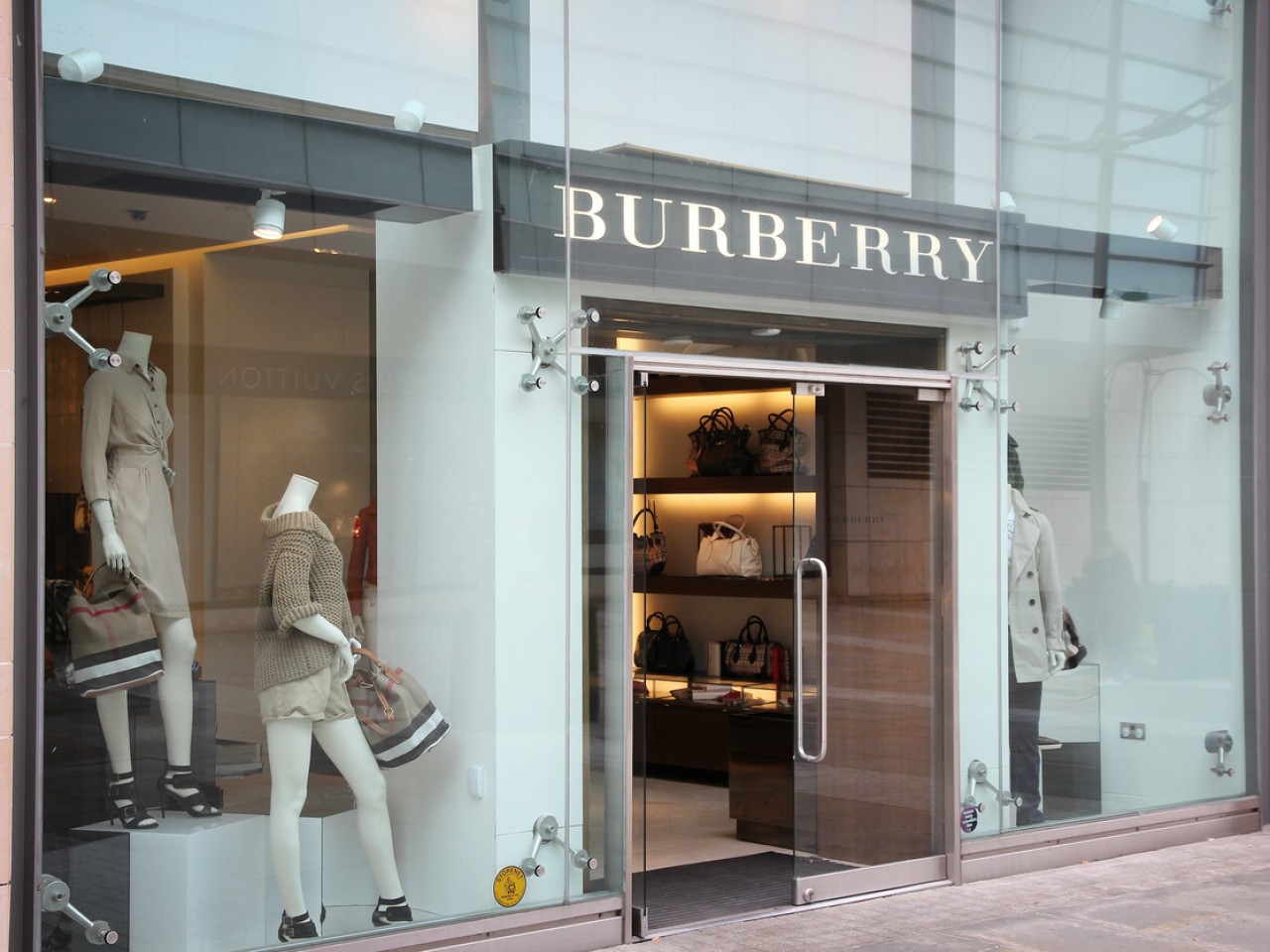 Британский дом моды Burberry сменил логотип и отказался от традиционных  «клеток» - Inc. Russia