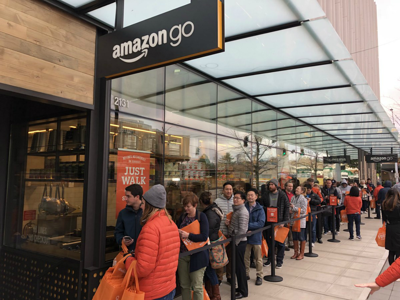 Amazon в 2018 году откроет сеть магазинов без касс и продавцов Amazon Go -  Inc. Russia