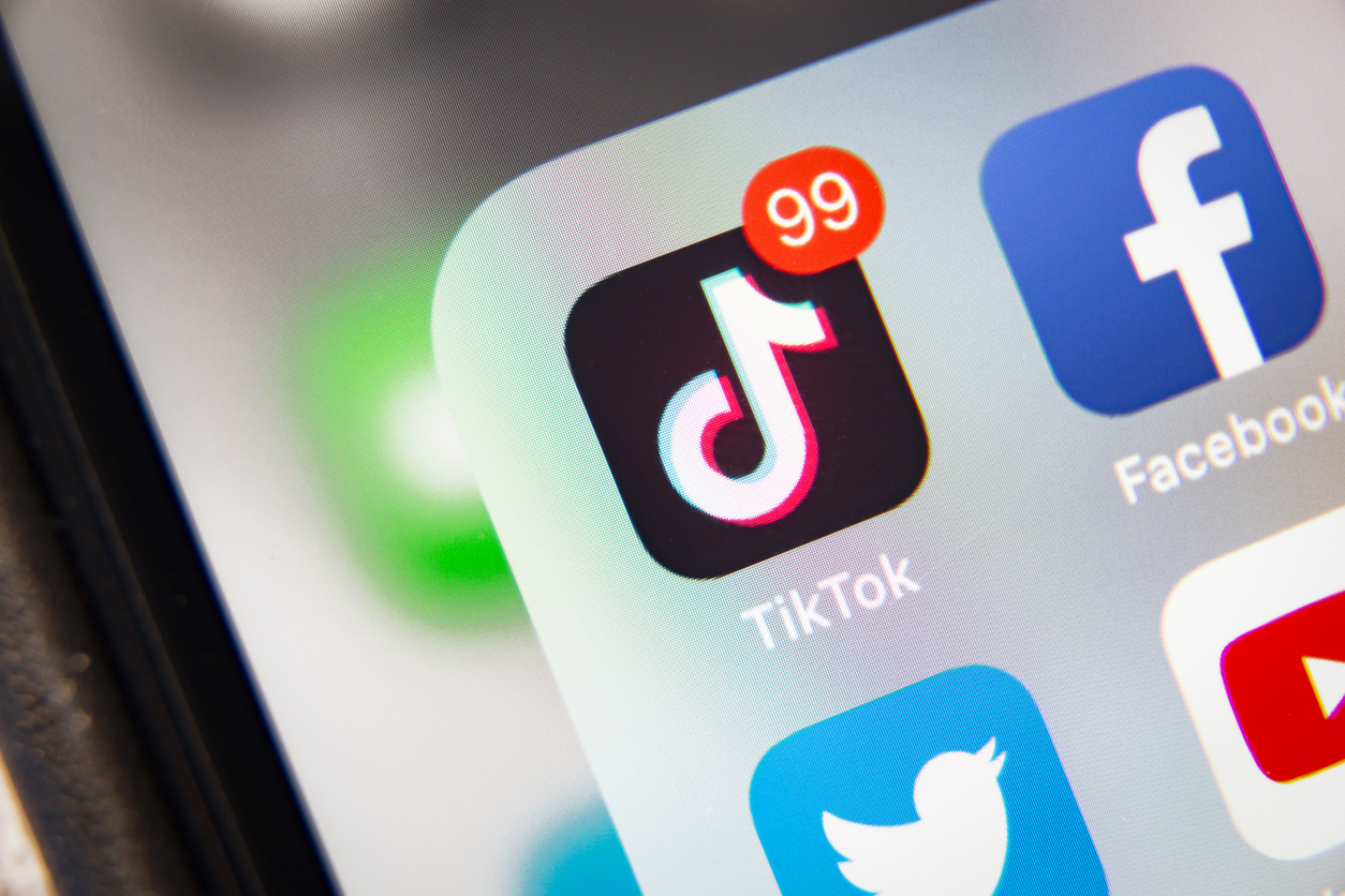 Модераторам TikTok поручили блокировать видео с «некрасивыми людьми»,  «пивными животами» и «бедными» - Inc. Russia