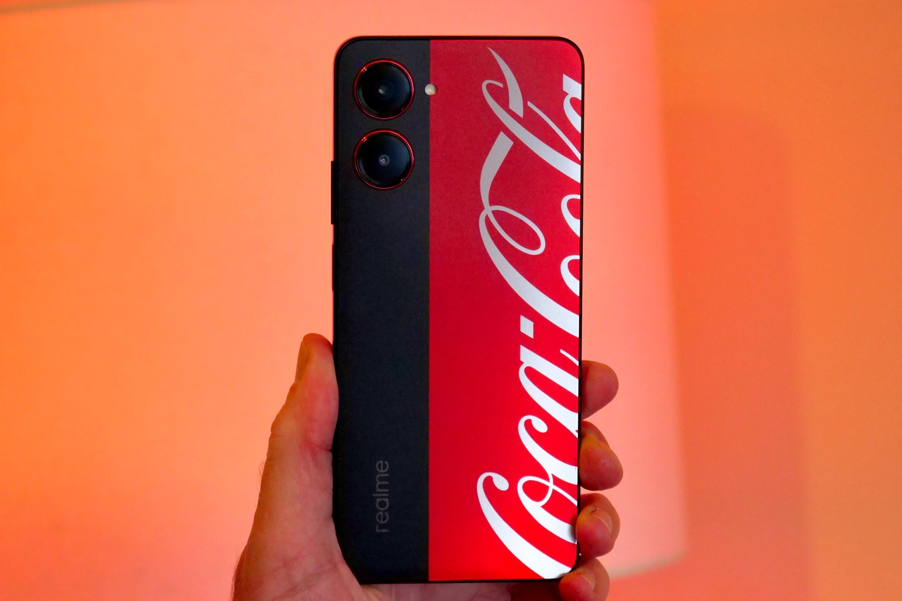 Coca-Cola и realme представили брендированный смартфон в дизайне банки  газировки - Inc. Russia