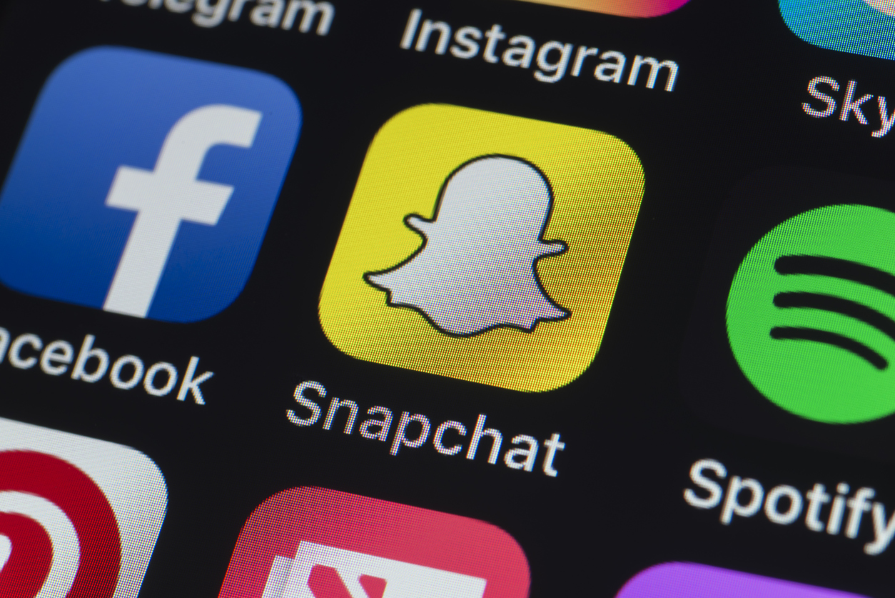 Snapchat запустила новые функции для защиты детей от наркотиков,  домогательств и нежелательных знакомств - Inc. Russia